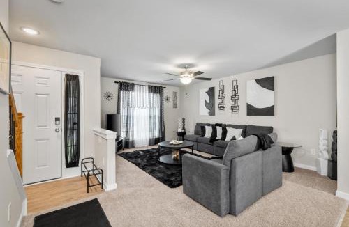 Sandston House | Roomy Getaway Elevate Your Stay, 6 Mins to RIC