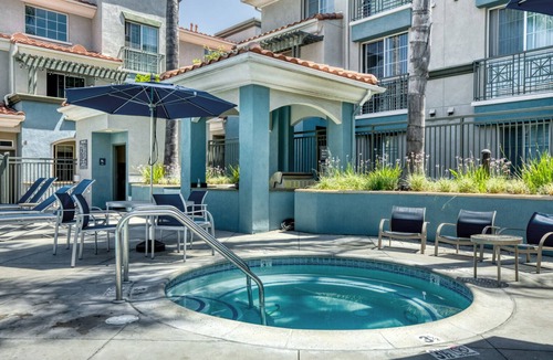 Verdugo Viejo Apartment | Roomy Glendale 2BR w/Gym, Pool & Jacuzzi, walk to Bars, by Blueground