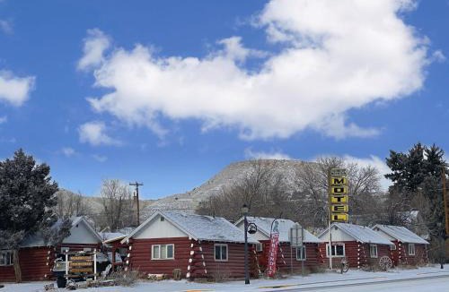 Thermopolis Hotel | Roundtop Mountain Vista - Cabins and Motel