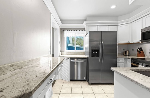 Royal Oak House | Royal Blue Haven ~ Walk Downtown Royal Oak, Game Room, Jetted Tub, Clean + Cozy