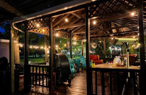 Port Arthur House | Ruby on Jade Modern Ranch with Amazing Patio
