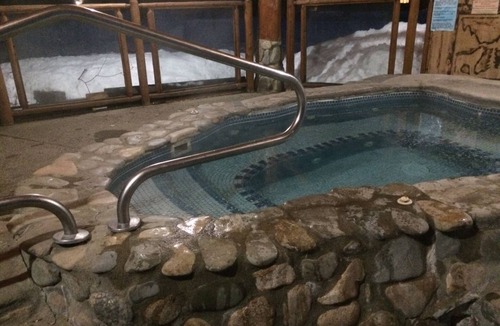 Winthrop Apartment | Running Wolf Studio – trail access, pool/hot tub, private balcony