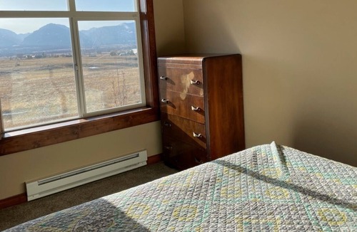 Corvallis Apartment | Rustic 2 bed/1 bath Cabin above shop +hot tub!