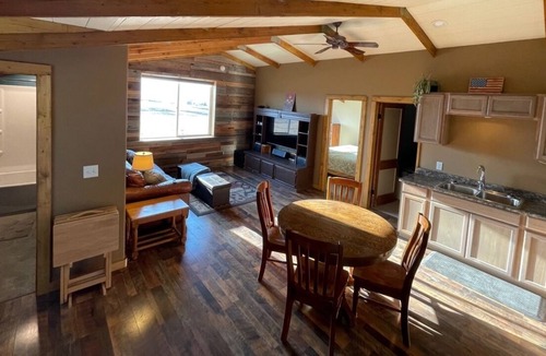 Corvallis Apartment | Rustic 2 bed/1 bath Cabin above shop +hot tub!