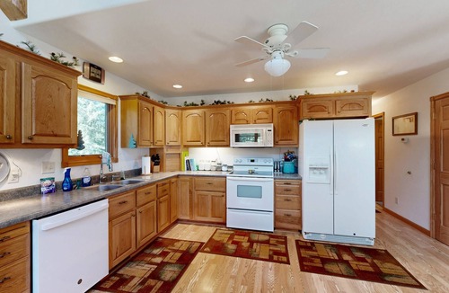 Nemo Cabin | Rustic cabin w/expansive outdoor space, gas firepit, W/D & free WiFi