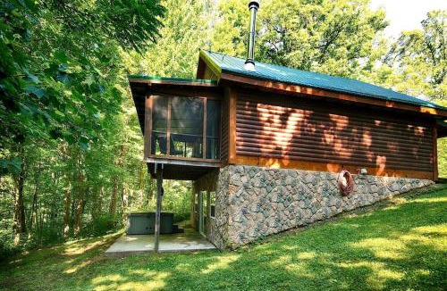 Rockbridge House | Rustic Cabin with Jacuzzi Surrounded by Nature in Ohio