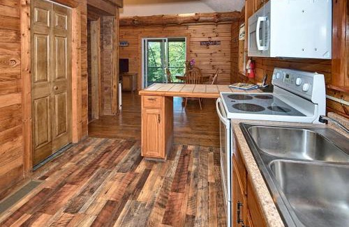 Rockbridge House | Rustic Cabin with Jacuzzi Surrounded by Nature in Ohio
