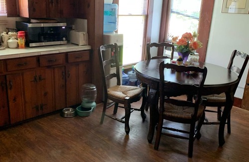 Orange House | Rustic Cajun Country Charm less than one mile from Lamar College and boat docks.