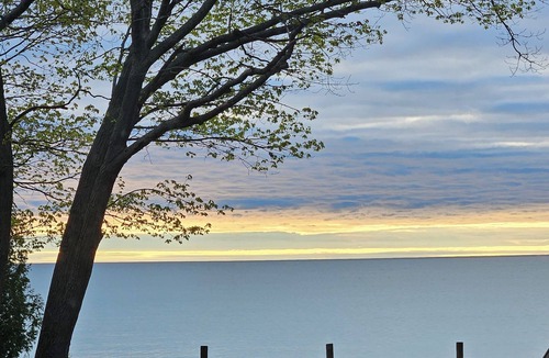 Au Gres Cabin | Rustic-Chic 2 bdr Pet Friendly Log Cabin, Steps to Lake Huron