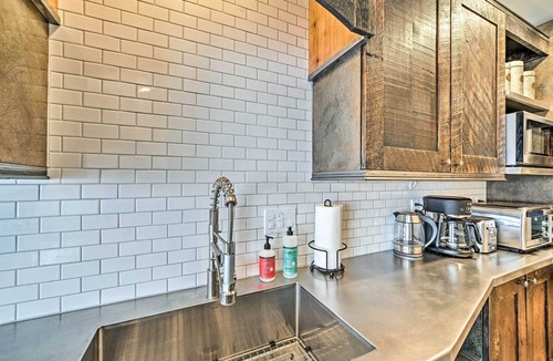 Manhattan Apartment | Rustic-Chic Apartment w/Gas Grill: 20 Mi to MSU!