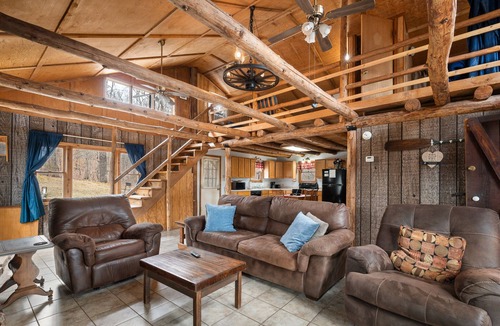 Marble Falls Cabin | Rustic, close to buffalo river, secluded getaway, king bed, hiking ,WIFI