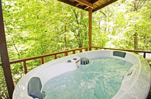 Copperhill Cabin | Rustic Copperhill Cabin Perfect for a Romantic Getaway in Tennessee