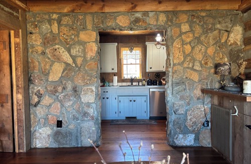 Clifton Cabin | Rustic Farm Retreat: 2BR Cabin Amidst Rolling Fields & Fresh Country Air.