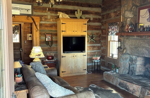 Clifton Cabin | Rustic Farm Retreat: 2BR Cabin Amidst Rolling Fields & Fresh Country Air.