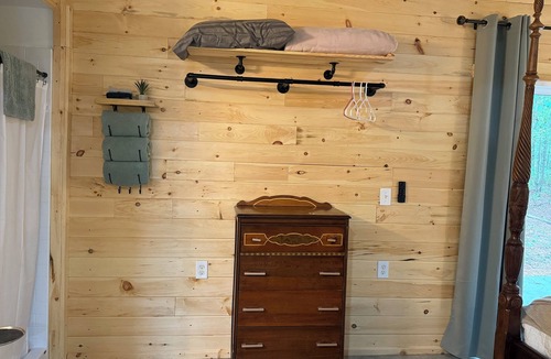 Grapevine Cabin | Rustic Lodge. Quiet and cozy