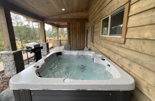 Coram Condo | Rustic Luxury Condo 2bed/2bath Private Hot Tub-Just minutes from Glacier 4-1