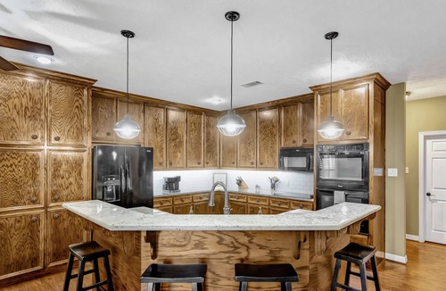 Brookshire House | Rustic Manor, Starry Night, Buller Studio Flat