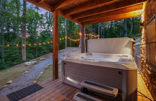 South Bloomingville Cabin | Rustic Ravine | Hocking Hills