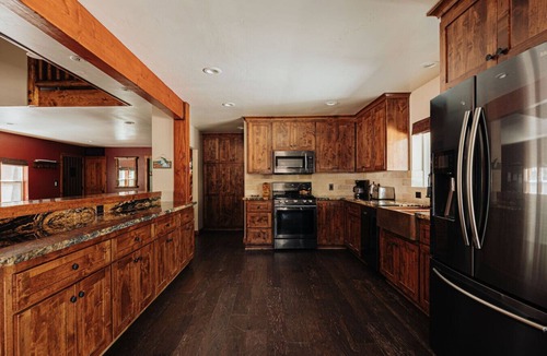 Boulder Bay Cabin | Rustic Ridge | Gated, Jacuzzi, Pool Table, Village
