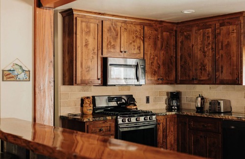 Boulder Bay Cabin | Rustic Ridge | Gated, Jacuzzi, Pool Table, Village