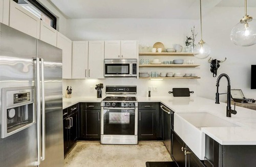 South Lamar House | S Lamar Loft King Bed Tree Balcony Pets Zilker