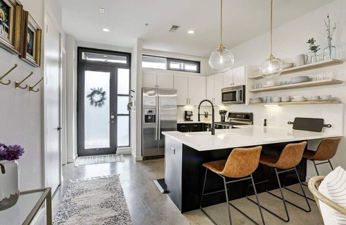 South Lamar House | S Lamar Loft King Bed Tree Balcony Pets Zilker