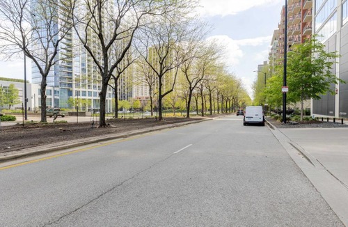 South Loop Apartment | S Loop 2BR w Pool Gym Spa nr Grant Park CHI-740