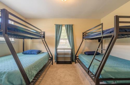 Live Oak House | SA Randolph New Braunfels Vacation home with King Bd Sleeps 10