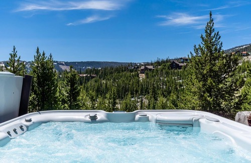 Saddle Ridge Condo | Saddle Ridge V2 (3-Bedroom Condo) with Mountain view by Moonlight Basin Lodging