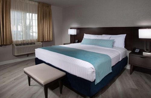 Burbank Hotel | Safari Inn Burbank-Universal, a Coast Hotel