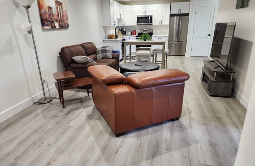 Highline House | Safe neighborhood. Minutes to freeways, Downtown, and Airport.