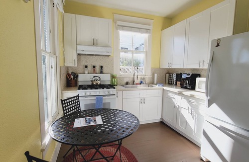 Galveston Apartment | Sail La Víe - 1/1 King with full kitchen - EEHD - Walk Downtown or Cruises