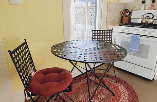 Galveston Apartment | Sail La Víe - 1/1 King with full kitchen - EEHD - Walk Downtown or Cruises