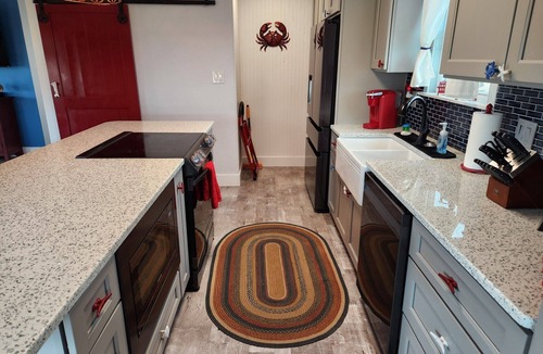 Pirates Beach House | Salty American Family Getaway, 3 min Walk to Beach Pet friendly, large deck