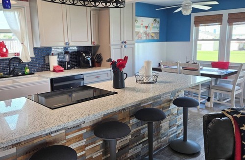 Pirates Beach House | Salty American Family Getaway, 3 min Walk to Beach Pet friendly, large deck