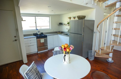 Wilshire Montana Apartment | Santa Monica Modern Studio Near MONTANA ave, close to Beach, Mall, restaurants
