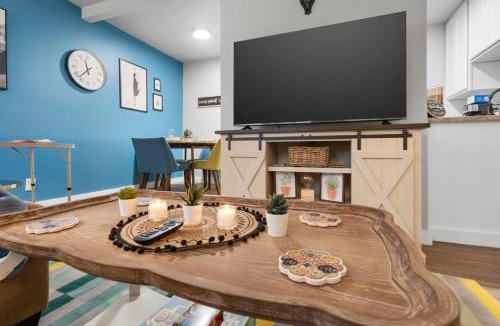 Central Arlington Apartment | Sapphire 1BD AT and T Walkable
