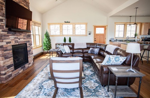 Emigrant House | Sapphire Solace · Sapphire skies and mountain views of a lifetime