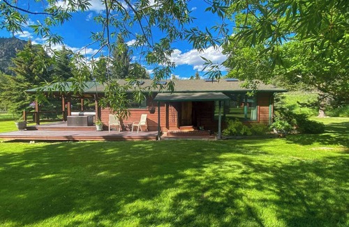 Clinton House | Sawmill Cabin By Rock Creek, Cozy Log Cabin Near River + Hot Tub and Fireplace