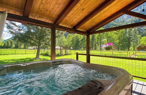 Clinton House | Sawmill Cabin By Rock Creek, Cozy Log Cabin Near River + Hot Tub and Fireplace