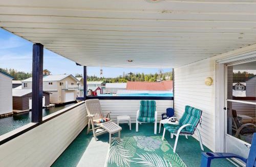 Bayview Boat Rental | Scenic Bay Float Home Hideaway