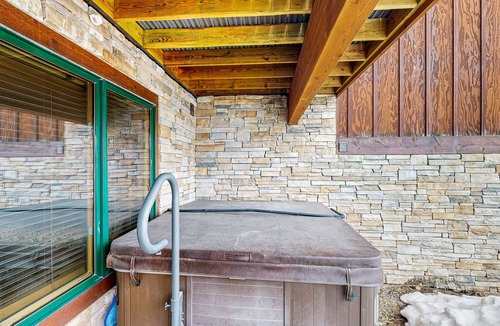 Sandpoint House | Schweitzer Mountain ski-in/ski-out townhome w/private hot tub & lake view