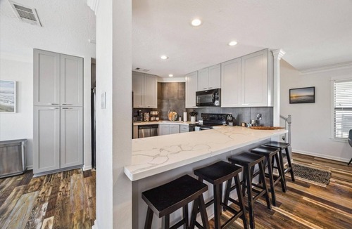 Galveston House | Sea Isle Canal Retreat: Kayaks, Fishing, Pet Friendly & Cozy Comfort!