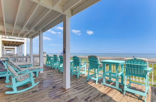 Freeport House | 'Sea Shell Chalet': Oceanfront Surfside Beach Gem