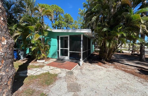 Bonita Shores Apartment | Sea Turtle - Fresh Spacious Cottage W&D Kit 1.3 Mi to Beach