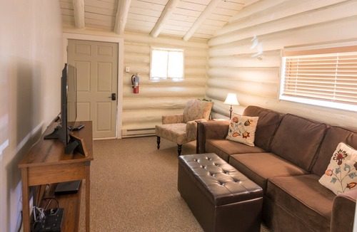 Gardiner Cabin | Seamless Comfort! Heated Pool, Complimentary Parking, Gardiner Downtown Nearby