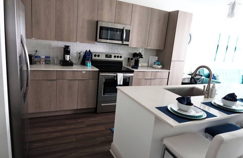 Highlands Apartment | Seaside Retreat - 1BD Lux King in NE Jax