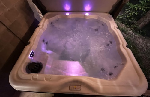 Logan Cabin | Secluded 3 bedroom Log Cabin Kid Friendly In Logan Ohio in Hocking Hills Hot Tub