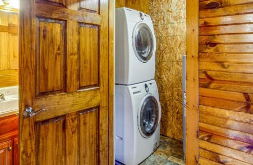 Blandburg House | Secluded Cabin with On-Site Creek and Trails!