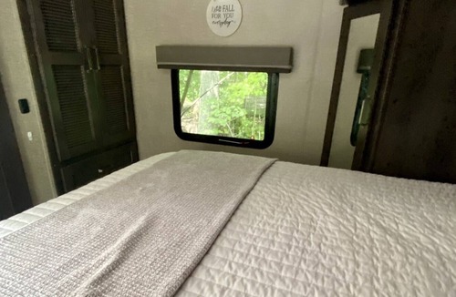 Houston House | Secluded Camper in the woods with swimming fishing pond